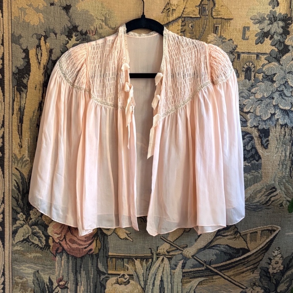 Vintage 30s 40s Pink Peach Smocked Chiffon Bed Jacket Lace Trim Capelet - Picture 5 of 8